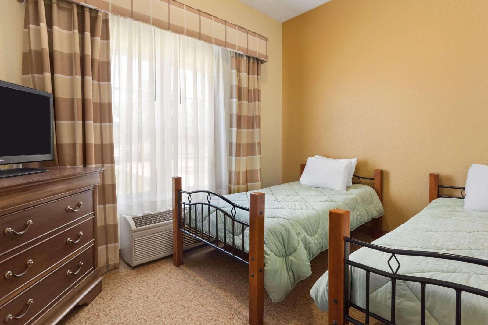 Country Inn & Suites by Radisson, Salina, KS