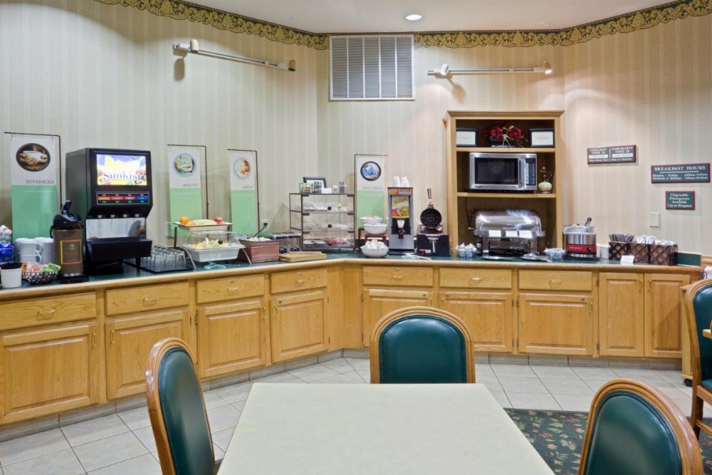 Country Inn & Suites by Radisson, Salina, KS Image 40